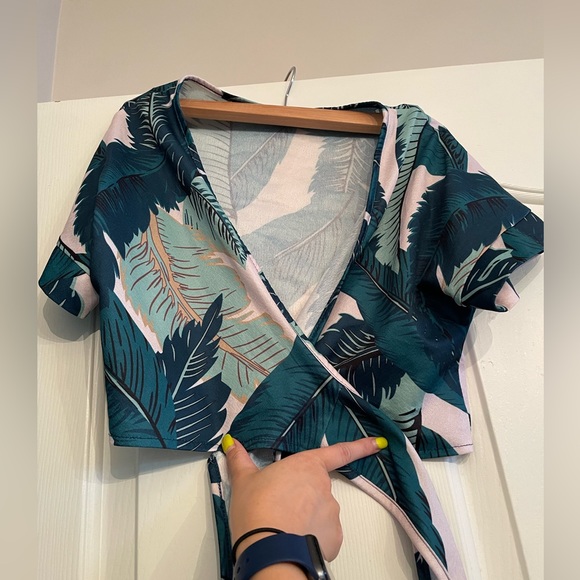 Tropical/floral two piece crop top with high waisted pants. - Picture 1 of 2